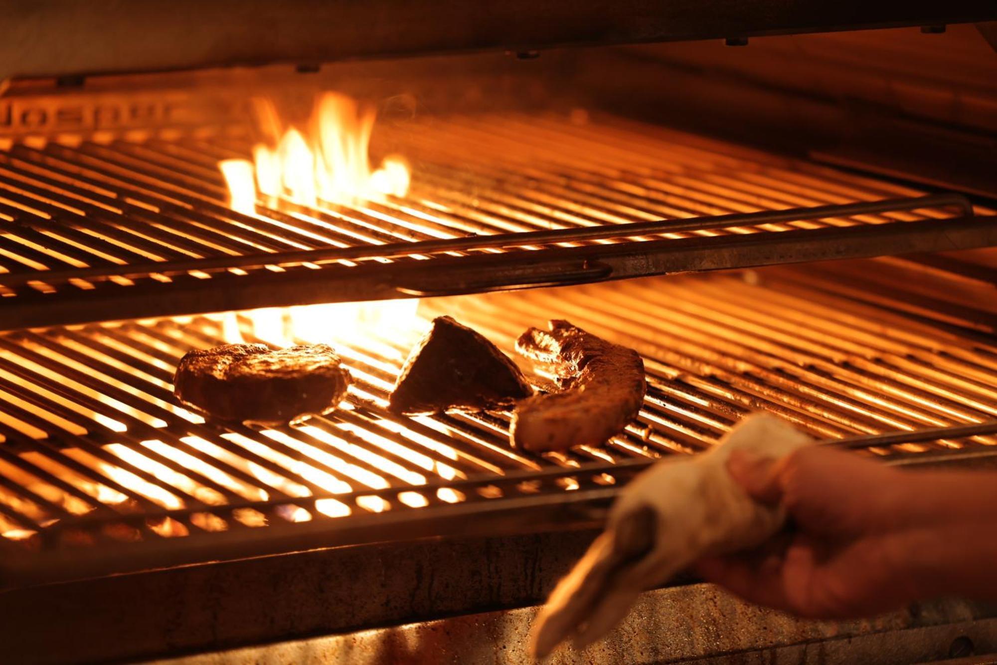 Nohga Hotel Kiyomizu Kyoto Exterior foto Cooking over a wood-burning grill