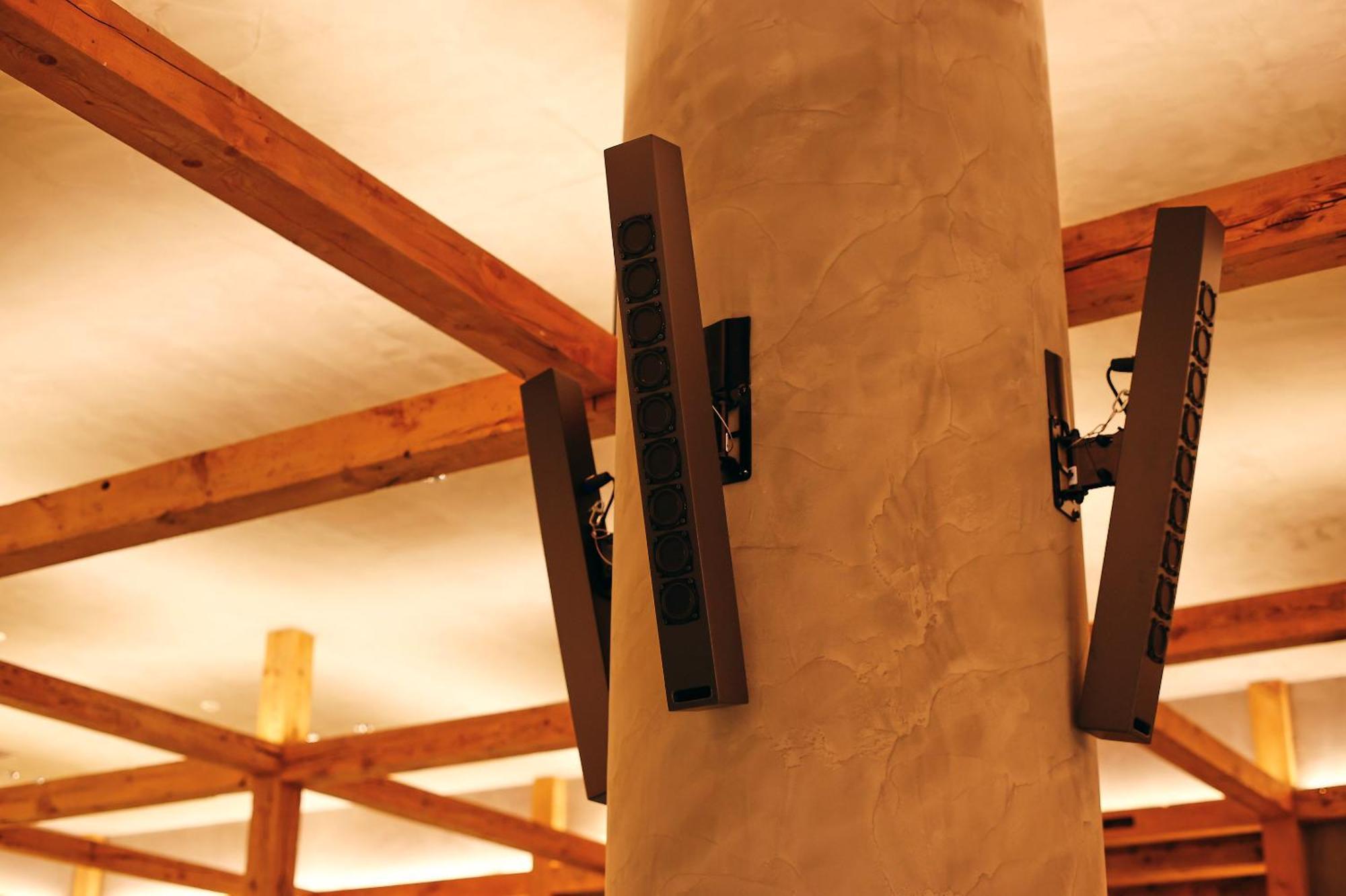 Nohga Hotel Kiyomizu Kyoto Exterior foto A pair of line array loudspeakers mounted on a column